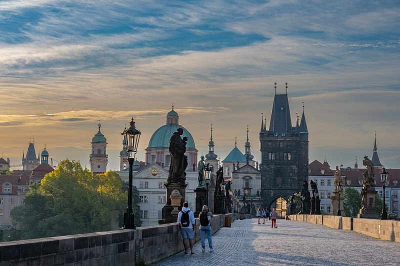 20 πράγματα που πρέπει να κάνεις στην Πράγα - βόλτα στη Γέφυρα του Καρόλου