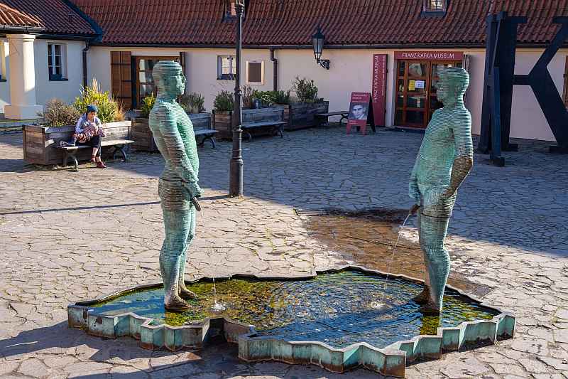 Πράγματα που πρέπει να κάνετε στην Πράγα - ανακαλύψτε αγάλματα του αντιφατικού γλύπτη Ντάβιντ Τσέρνυ