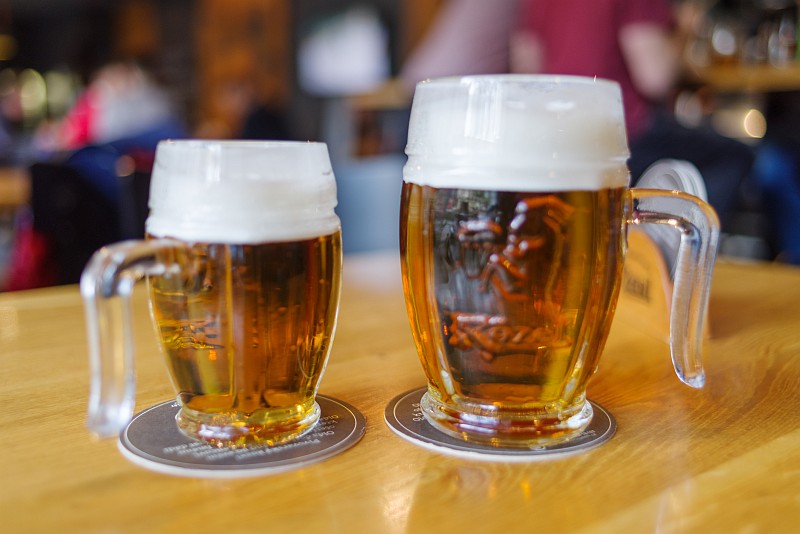 Πράγματα που πρέπει να κάνετε στην Πράγα - πιείτε μια βαρελίσια μπίρα