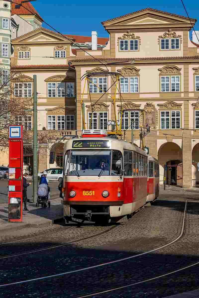 Πράγματα που πρέπει να κάνετε στην Πράγα - κάντε βόλτα με τα κόκκινα τραμ