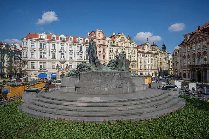 Ο απόλυτος οδηγός στα αξιοθέατα της Πράγας - το άγαλμα του Γιαν Χους