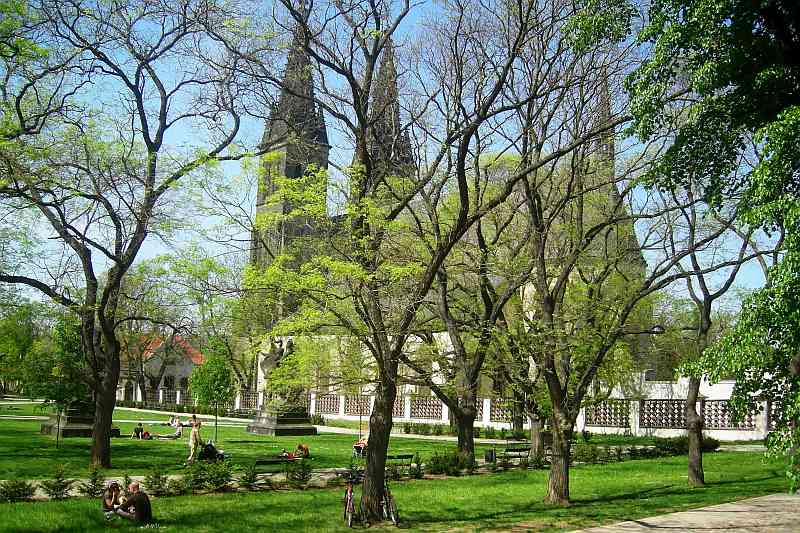 Το πάρκο της Ακρόπολης Vyšehrad στην Πράγα την άνοιξη Το πάρκο της Ακρόπολης Vyšehrad στην Πράγα την άνοιξη