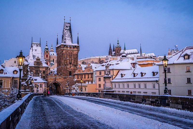 Για τι φημίζεται η Πράγα - Γέφυρα του Καρόλου χιονισμένη