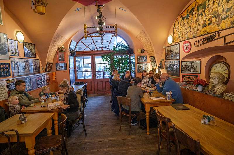 Παραδοσιακό τσεχικό εστιατόριο στην Πράγα - U zaveseneho kafe