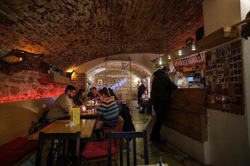 Νυχτερινή ζωή στην Πράγα, wine bar Pratele