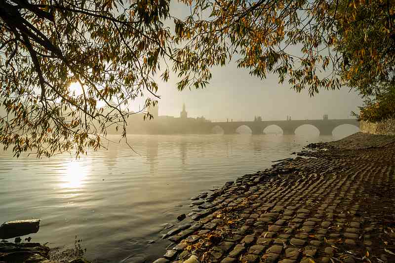 Καιρός στην Πράγα τον Οκτώβρη, πρωινή ομίχλη στη Γέφυρα του Καρόλου